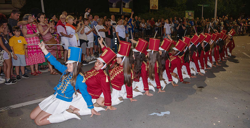 Las majorettes de Reinosa animan el Carnaval de Verano de Noja