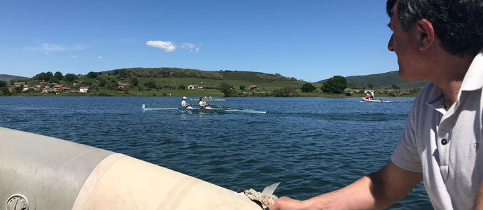 Maanes asiste a la prueba de remo celebrada en el remozado campo de regatas del Pantano del Ebro 