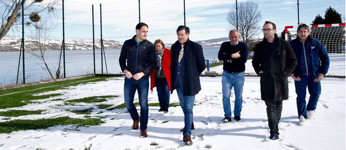 Maanes visita la rehabilitacin de la pista deportiva de Arroyo