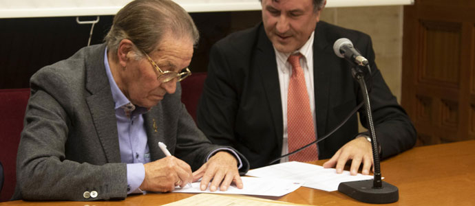 Manzano cede al Gobierno regional las partituras originales del Himno a Cantabria
