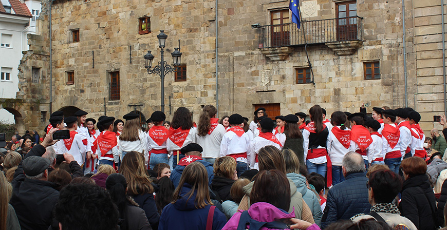 Los marceros del futuro cantan a la tradicin