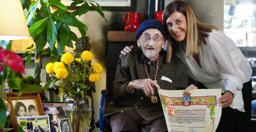 Mara Jos Senz de Buruaga entrega la Medalla de Oro de Cantabria a lvaro Pombo