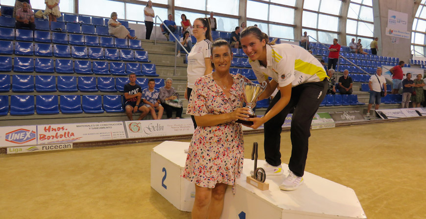 Marta Castillo triunfa en el Regional de bolos