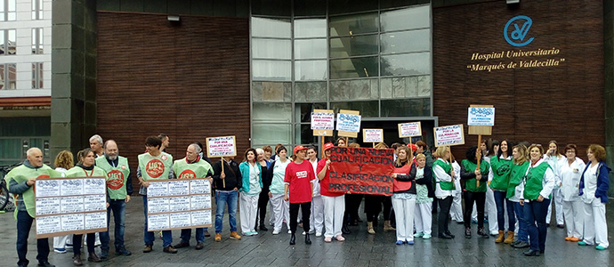 Ms de 200 trabajadores de la Sanidad Pblica se concentran en los hospitales cntabros para reclamar la adecuacin profesional