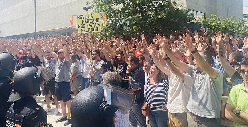 Ms de un millar de personas acuden a la asamblea del metal y a la concentracin frente a Industria contra los servicios mnimos