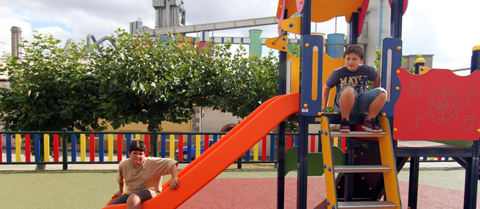 Mataporquera estrena parque infantil