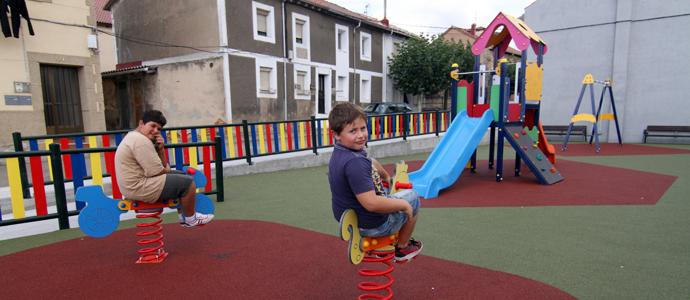 Mataporquera estrena parque infantil