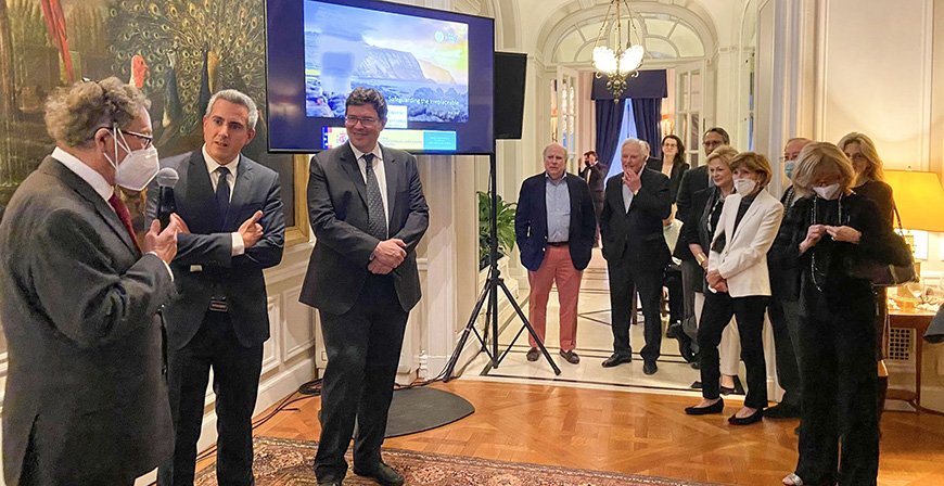 El mecenas Stuart Weitzman anuncia a Zuloaga su compromiso para invertir 500.000 dlares en la preservacin del patrimonio cntabro