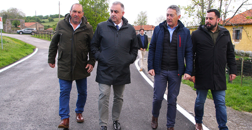 Media visita el acondicionamiento de uno de los principales viales de Requejo