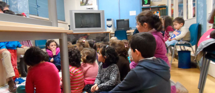 Medio centenar de asistentes para escuchar a 'Las cuentistadoras'
