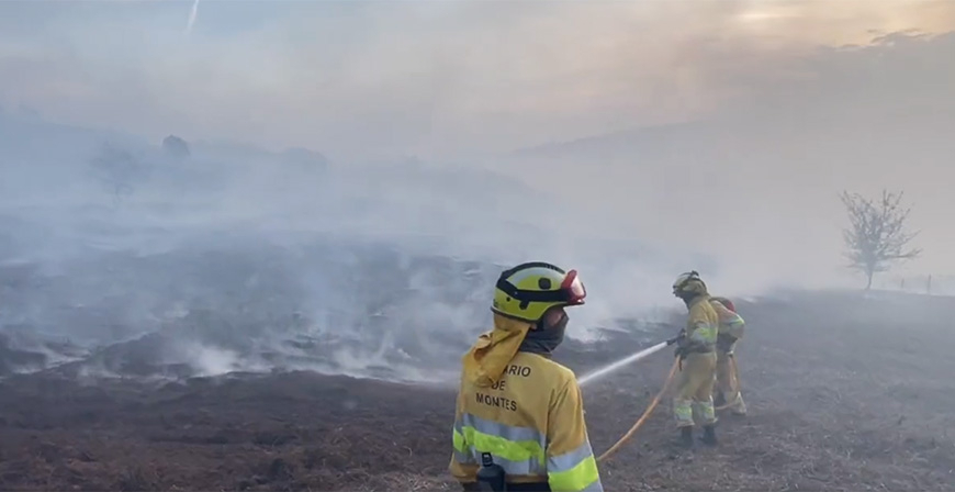 Los medios areos permiten al Gobierno regional controlar el incendio provocado en Bustasur