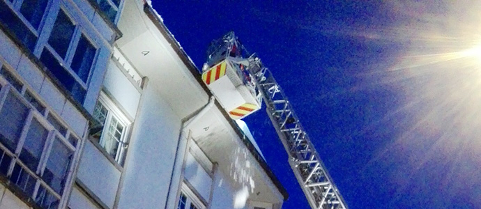Los bomberos se emplean a fondo en la limpieza de aleros