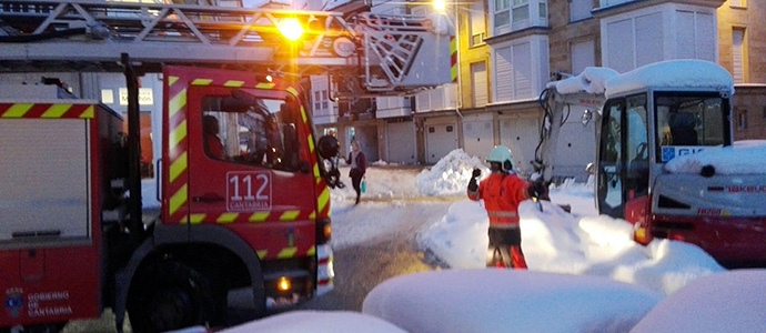 Los bomberos se emplean a fondo en la limpieza de aleros