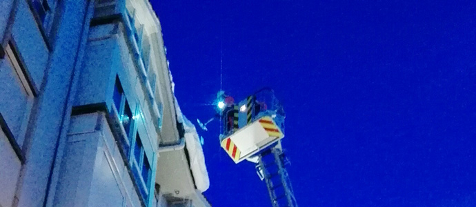 Los bomberos se emplean a fondo en la limpieza de aleros