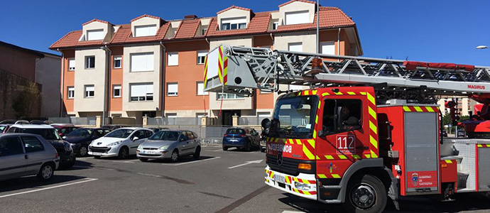 Los bomberos sofocan un fuego en la cocina de una vivienda de la calle Profesor Francisco Hernndez