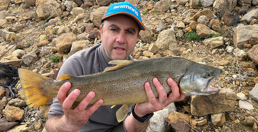 Miguel ngel Rojo pesca una trucha de casi tres kilos en el Embalse del Ebro 