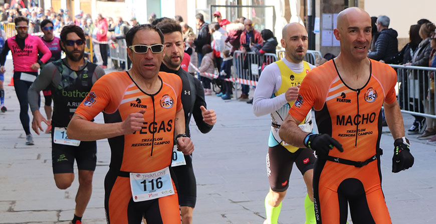 Mikel Ibergallartu e Inma Pereiro se imponen en el XXXIII Triatln Blanco