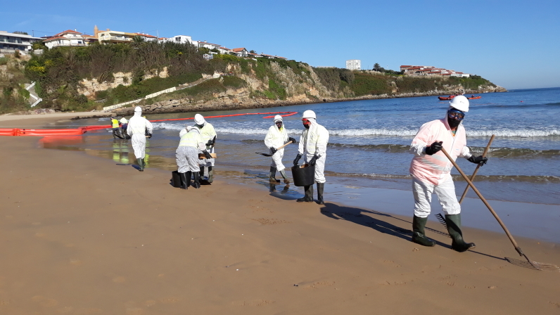 El Ministerio para la transicin ecolgica realiza un simulacro de lucha contra la contaminacin marina accidental en Suances