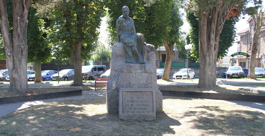 El monumento a Casimiro Sainz cumple un siglo