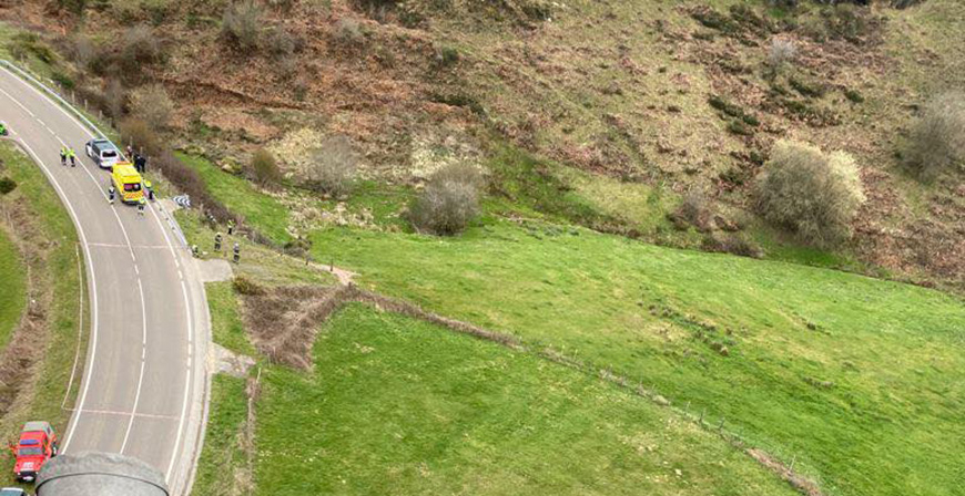 Un motorista sufre una cada de unos cuatro metros cuando circulaba por la CA-730 en Retortillo