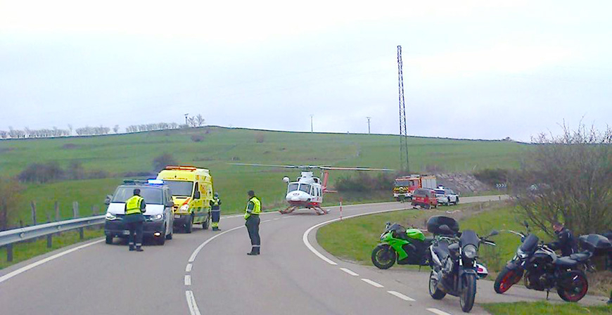 Un motorista sufre una cada de unos cuatro metros cuando circulaba por la CA-730 en Retortillo