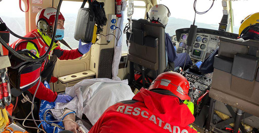 Un motorista sufre una cada de unos cuatro metros cuando circulaba por la CA-730 en Retortillo