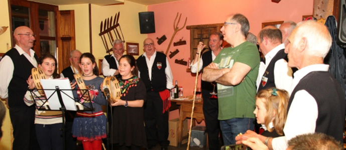 Los mozos y mozas vuelven a cantar a la primavera