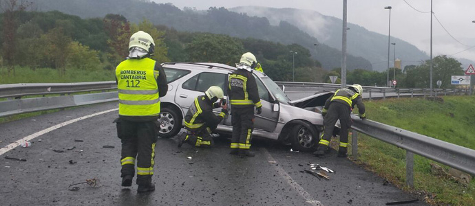 Muere una mujer tras colisionar su coche contra una bionda en la A-8
