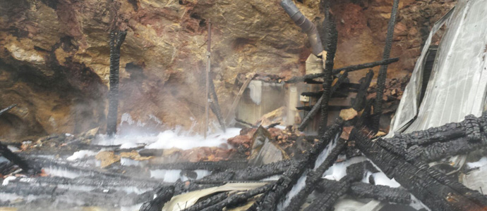 Mueren tres jirafas de Cabrceno al incendiarse la cabaa de su recinto
