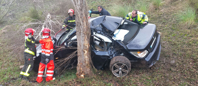 Una mujer y un menor resultan heridos en la A8 al salirse de la va el vehculo que conducan