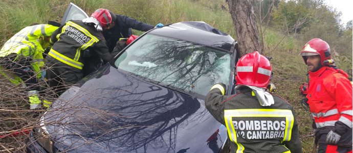 Una mujer y un menor resultan heridos en la A8 al salirse de la va el vehculo que conducan