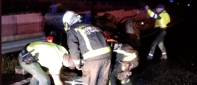 Una mujer resulta herida leve al salirse su vehculo de la A-67 y volcar cerca de Los Corrales de Buelna