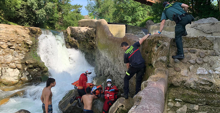 Una mujer resulta herida tras precipitarse desde unos tres metros al cauce del Pas en Puente Viesgo