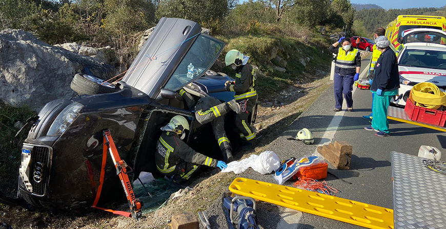 Una mujer resulta herida tras volcar el vehculo que conduca en Val de San Vicente 