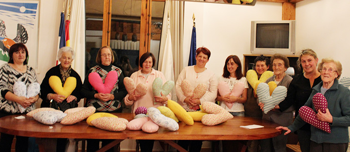 Las mujeres de Pesquera crean 'Almohadas del corazn'