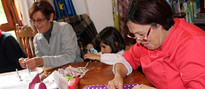 Las mujeres de Pesquera crean 'Almohadas del corazn'