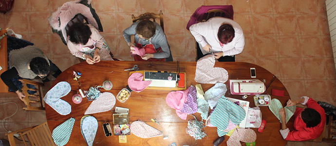 Las mujeres de Pesquera crean 'Almohadas del corazn'