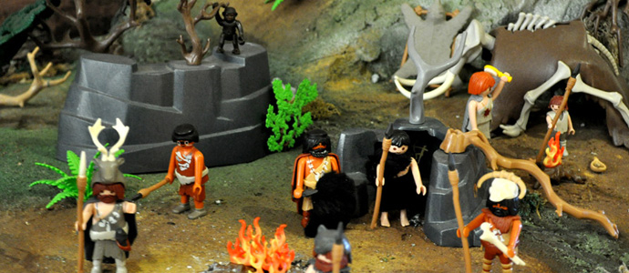 El MUPAC acoge una maqueta que recrea escenas de la prehistoria con figuras de Playmobil