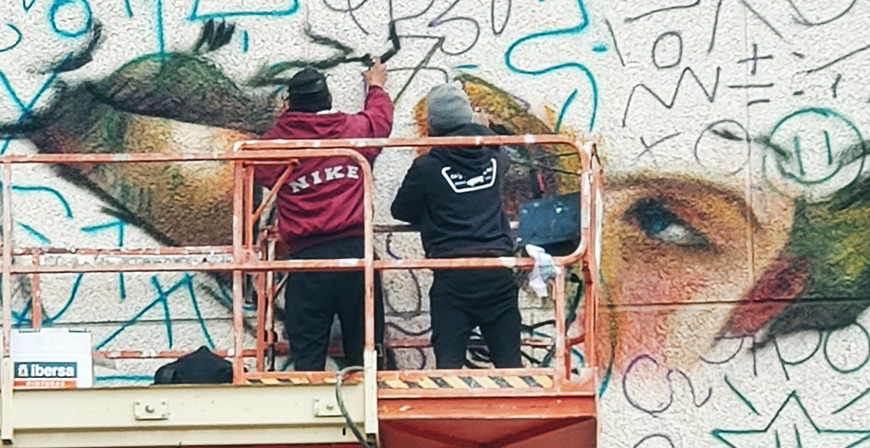 Los muralistas mexicanos Snap y Ezkor reinterpretan a Pierre Auguste Cot en Reinosa