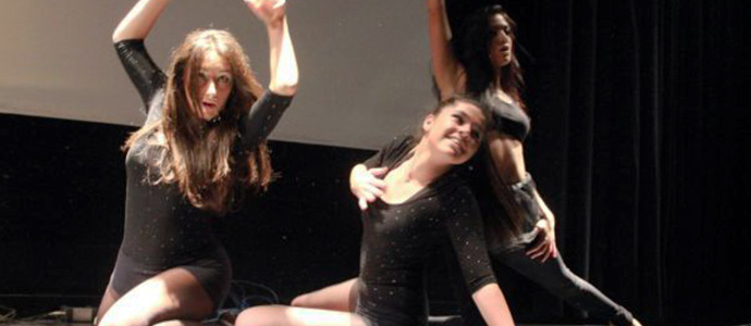 Msica en directo, folclore, baile lrico y lucha olmpica en la III Gala Solidaria del IES Montesclaros
