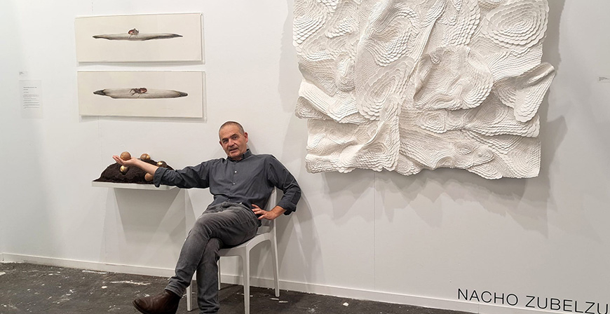 Nacho Zubelzu recorta 'La piel de las Montaas' para mostrarla en la Feria de Arte Estampa de Madrid