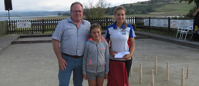 Naomi Solrzano vence en el concurso de bolos femenino de Campoo de Yuso