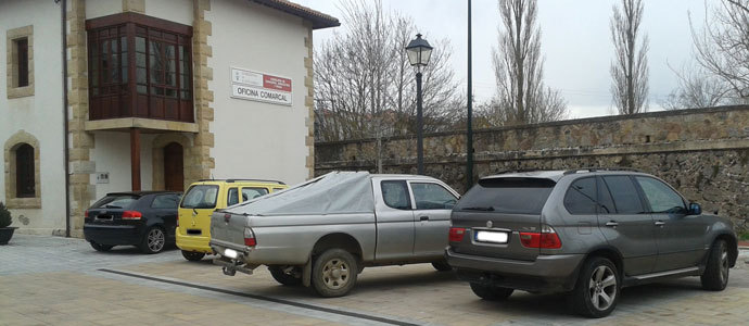 Nestares solicita medidas que impidan a los vehculos estacionar en la Plaza de la Iglesia