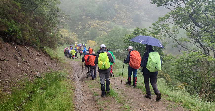 La niebla condiciona la ruta del grupo Pico Cordel por el Puerto de San Glorio