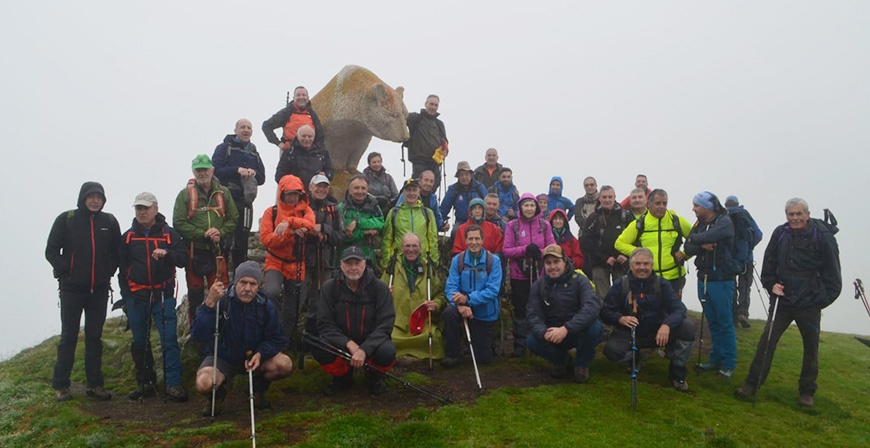 La niebla condiciona la ruta del grupo Pico Cordel por el Puerto de San Glorio