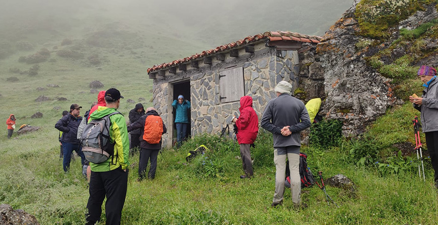 La niebla condiciona la ruta del grupo Pico Cordel por el Puerto de San Glorio