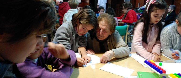 Los nietos cocinan sonrisas con los abuelos