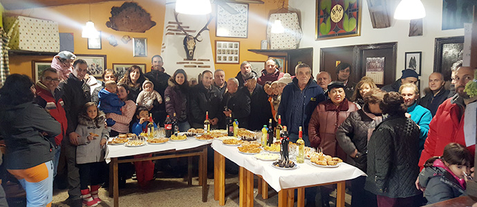 La nieve no impide que los vecinos de Rocamundo honren a San Andrs