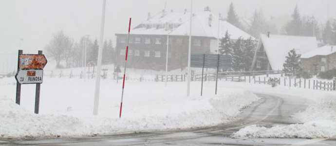La nieve tie el suelo campurriano por encima de los 800 metros