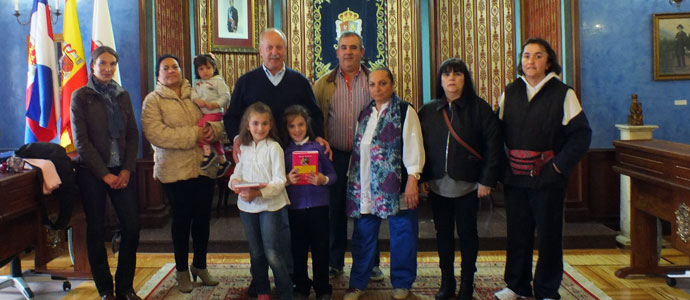 La 'Nia Especial de 2015' visita el Ayuntamiento de Reinosa